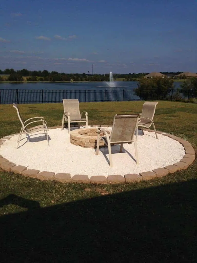 Fire pit with pea gravel and pavers