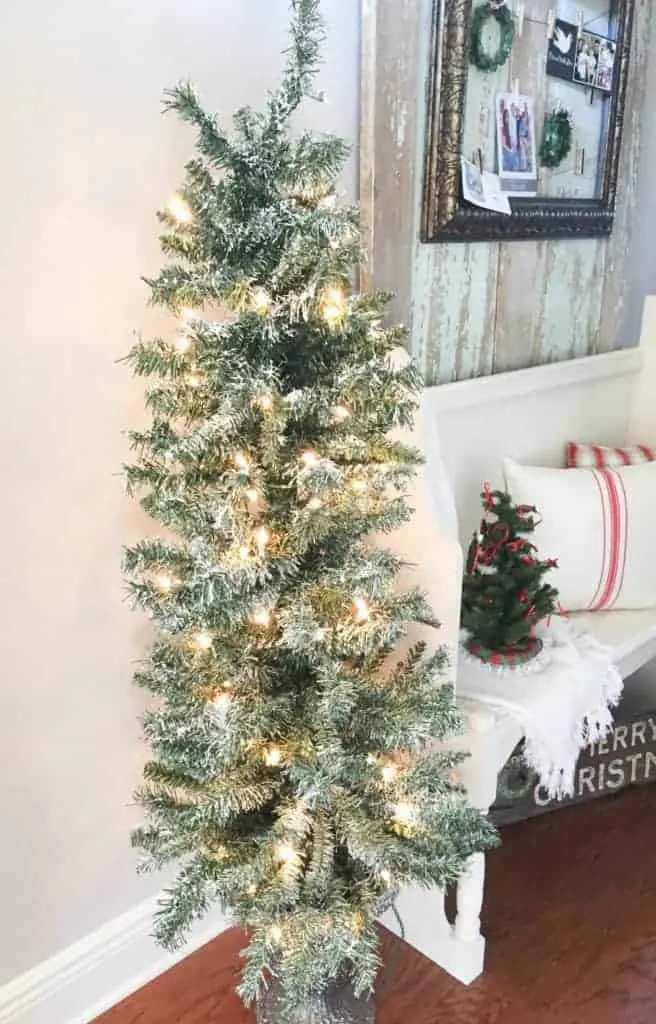 How to flock a Christmas tree with a can of ceiling texture
