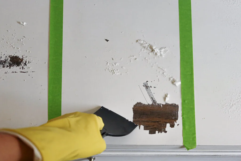 using white distilled Vinegar to remove paint from wood